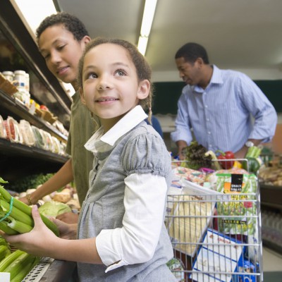 Family at grocery store | Shutterstock, sirtravelalot