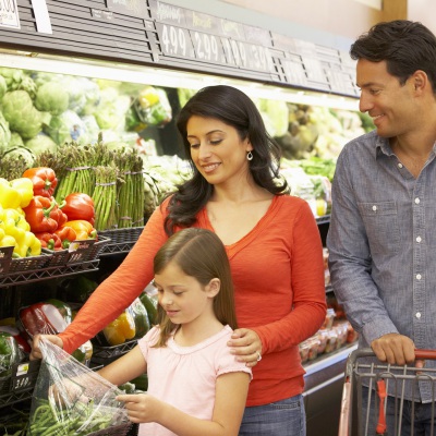 Family grocery shopping | Shutterstock, monkeybusinessimages
