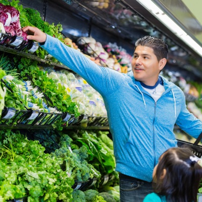 Hispanic father at grocery | Getty Images