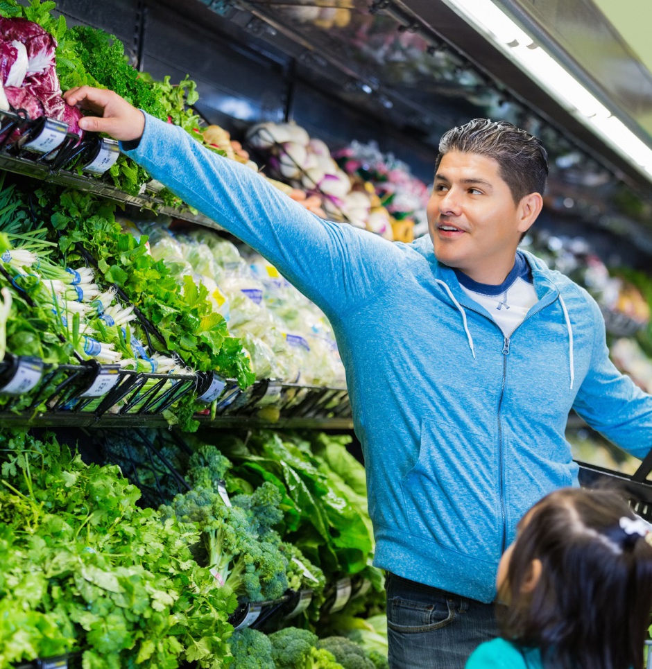 Hispanic father at grocery | Getty Images