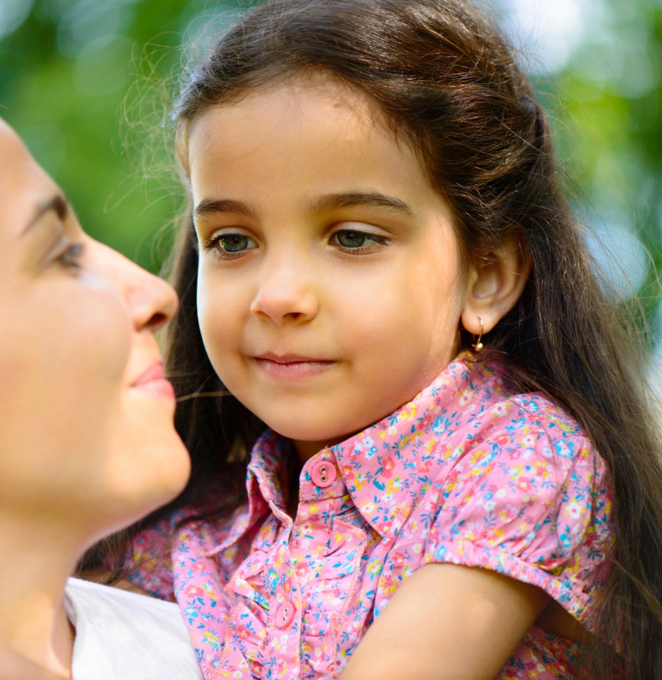 Hispanic mother and daughter | Shutterstock, spass