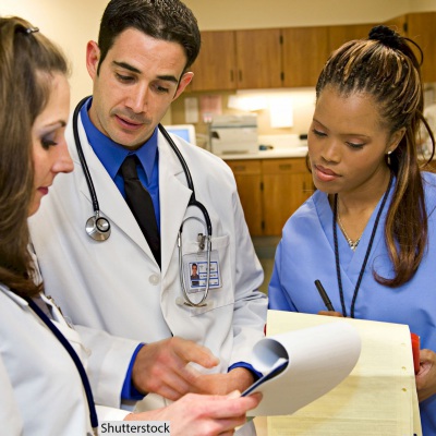 Nurse%20and%20doctor%20talking_photocredit