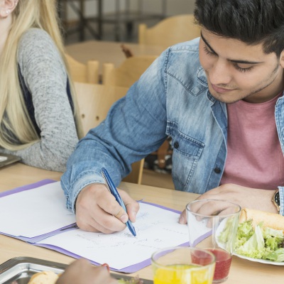 Student Eating Lunch | Getty Images, Niedring, Drentwett