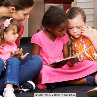 Child care worker with young kids | Shutterstock, Robert Kneschke