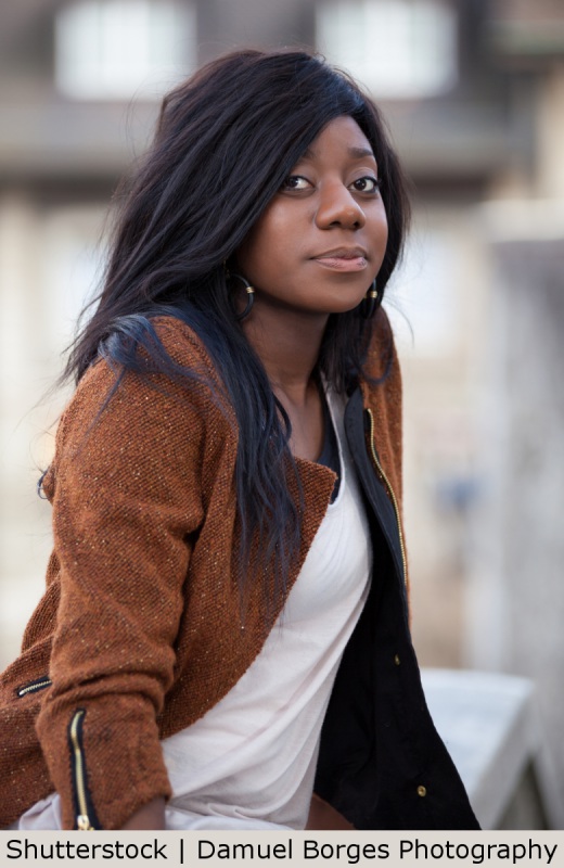 Young woman sitting outside | Shutterstock, Samuel Borges Photography