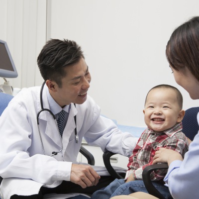 Smiling Baby Boy and Mom at Doctor | Shutterstock, XiXinXing