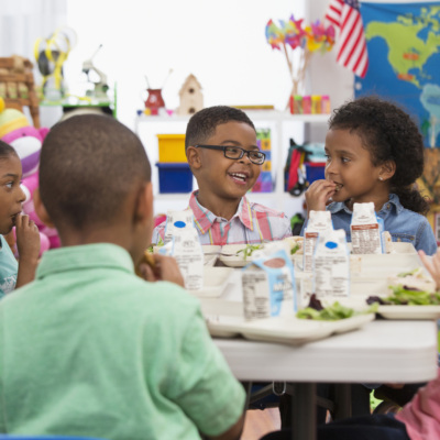 Kids eating at the lunch table in kindergarten_Credit: Ariel Skelley